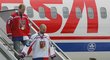 Tomáš Vokoun (v bílém dresu) vystupuje z letadla po zlatém úspěchu na MS 2005