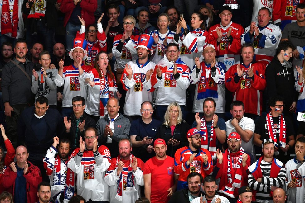 Čeští fanoušci v Bratislavě během utkání se Švédskem