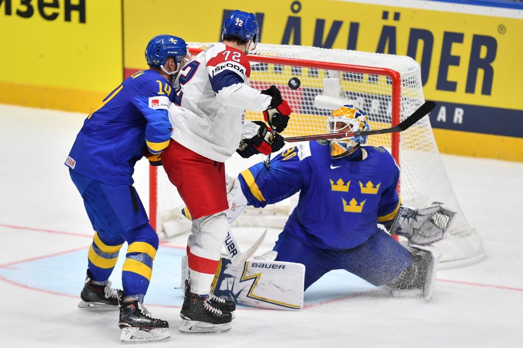 Filip Chytil (uprostřed) se snažil tečovat ránu Jakuba Vrány. Brankář Henrik Lundqvist (vpravo) si ale se situací poradil