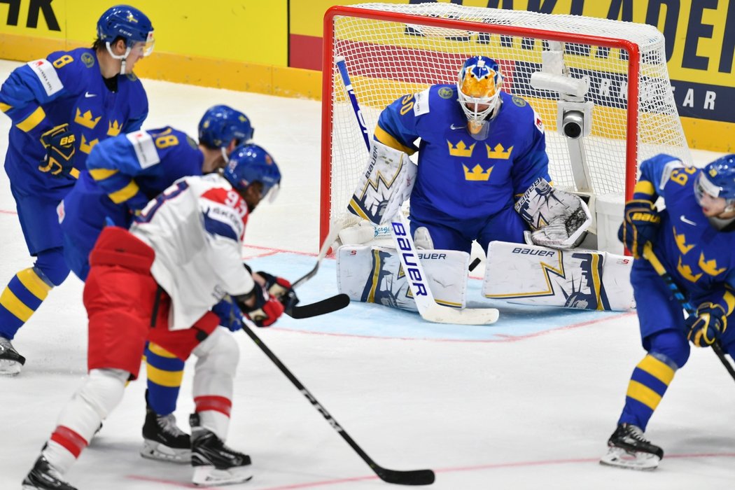 Nepřehledná situace před brankou Henrika Lundqvista během utkání Česka se Švédskem