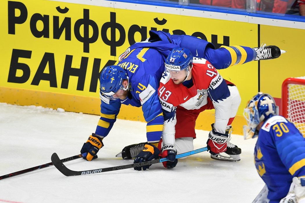 Jan Kovář byl tvrdě atakován u mantinelu protihráčem během duelu se Švédskem