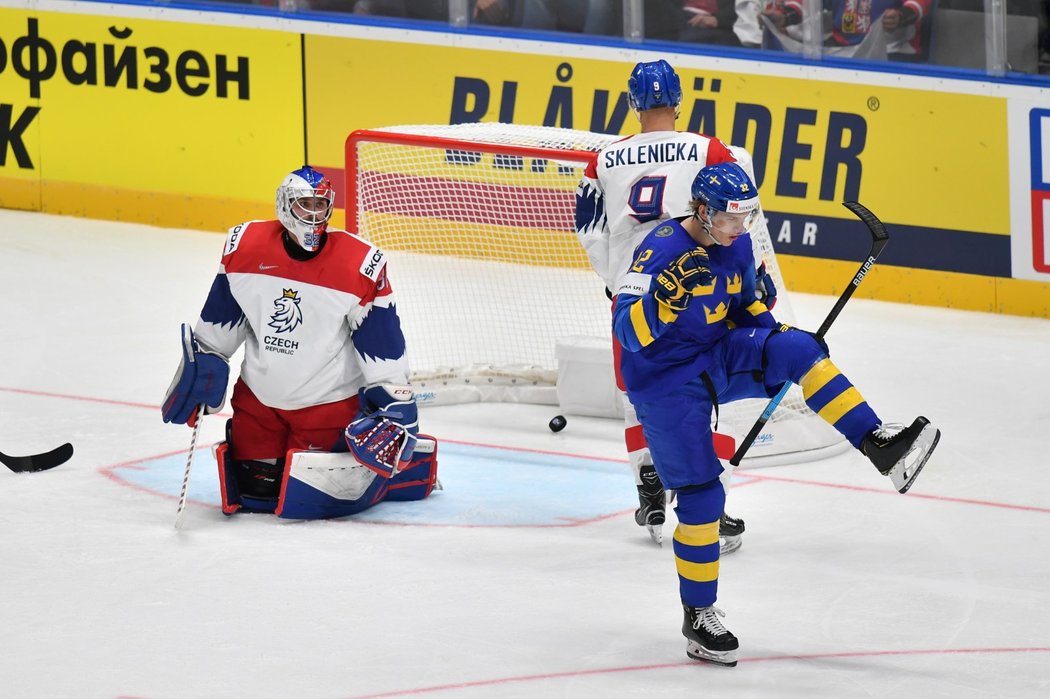 Oskar Lindblom (vpravo) se raduje z druhé branky Švédů v utkání s Českem. Oslavám smutně přihlíží Patrik Bartošák (vlevo) a David Sklenička (v pozadí)