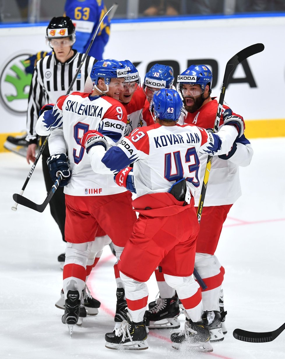 Čeští hokejisté se radují z úvodní branky na mistrovství světa