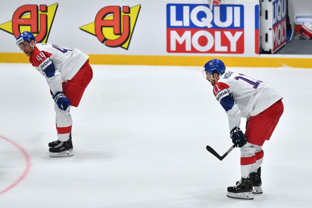 Čeští hokejisté smutní po druhém inkasovaném gólu v utkání se Švédskem