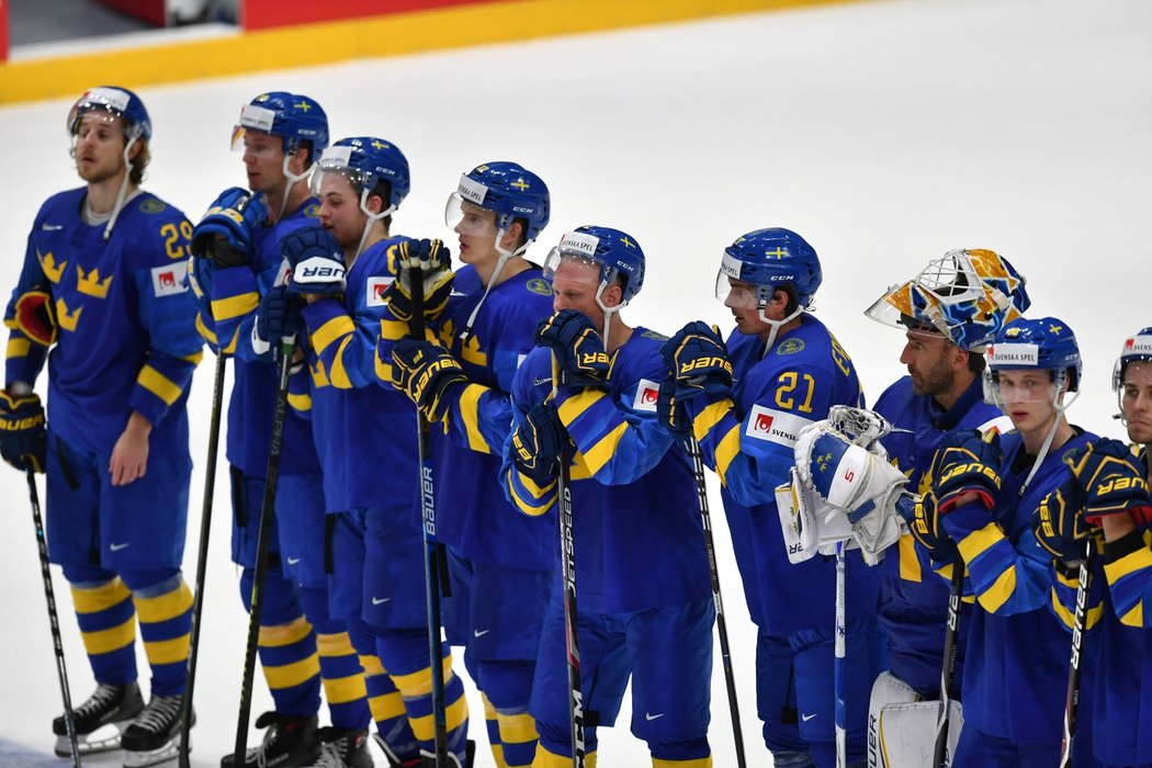 Zklamaní švédští hokejisté po utkání s Českem, které prohráli 2:5
