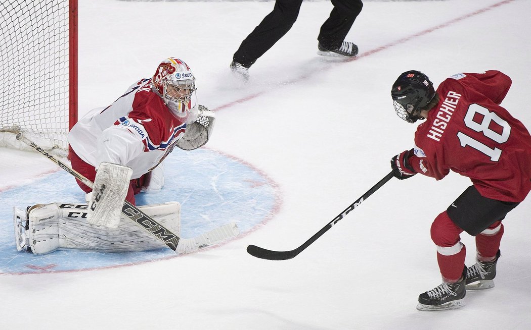 Nico Hischier překonává Jakuba Škarka a rozhoduje o výhře Švýcarů