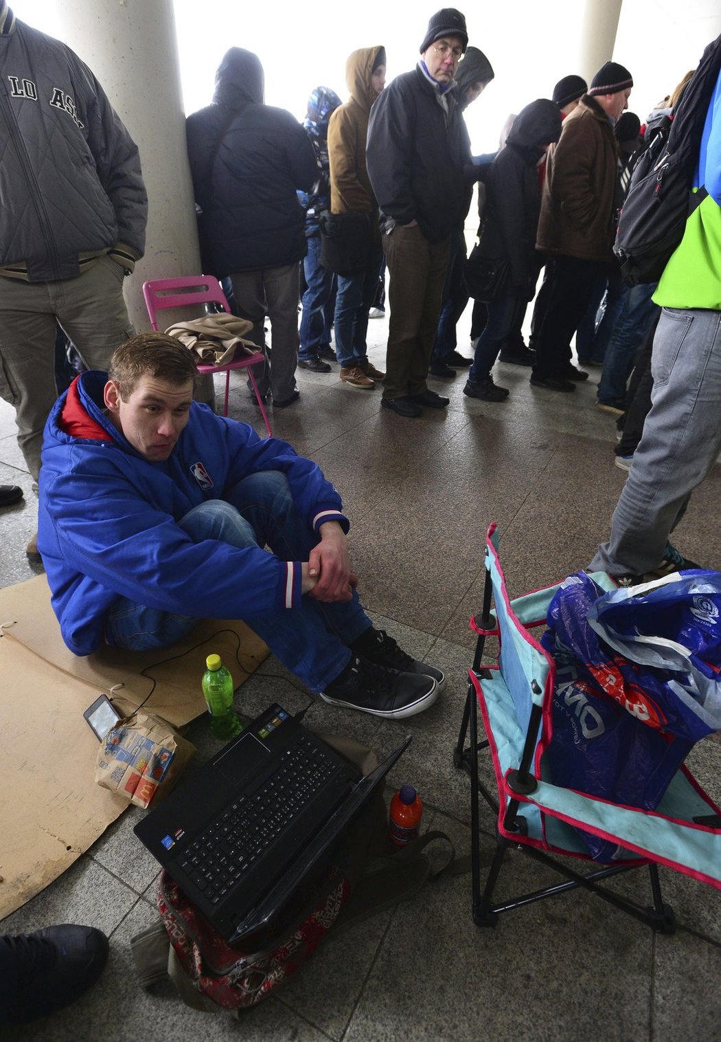 I takhle fanoušci přečkávali dlouhé mrazivé chvíle