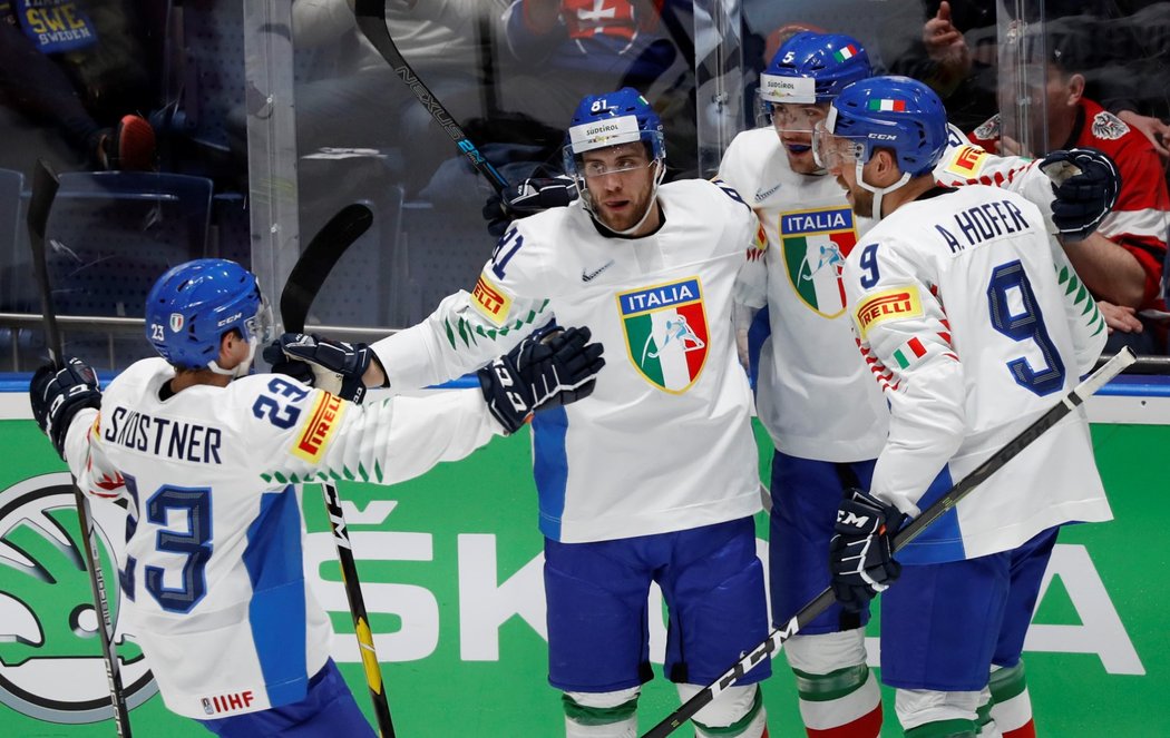 Italové se radují ze vstřelené branky v utkání s Rakouskem