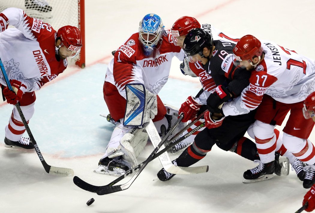 Nepřehledná situace před brankou Dánska. Kyle Turris (uprostřed) se ocitl v obležení čtyř protihráčů