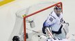 Zleva Pierre-Luc Dubois, Alec Martinez a Cory Schneider během první gólové situace utkání Kanada - USA