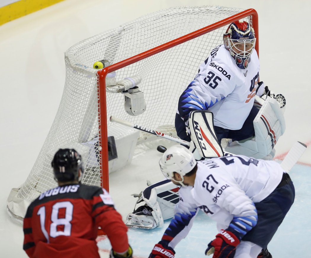 Zleva Pierre-Luc Dubois, Alec Martinez a Cory Schneider během první gólové situace utkání Kanada - USA