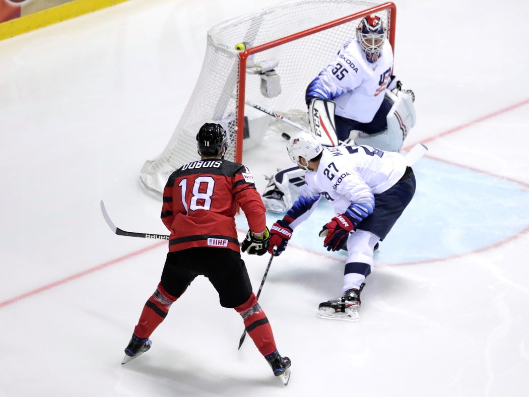 Zleva Pierre-Luc Dubois, Alec Martinez a Cory Schneider během první gólové situace utkání Kanada - USA