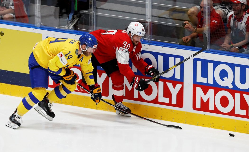 Mattias Ekholm (vlevo) a Roman Josi (vpravo) v souboji o kotouč u mantinelu