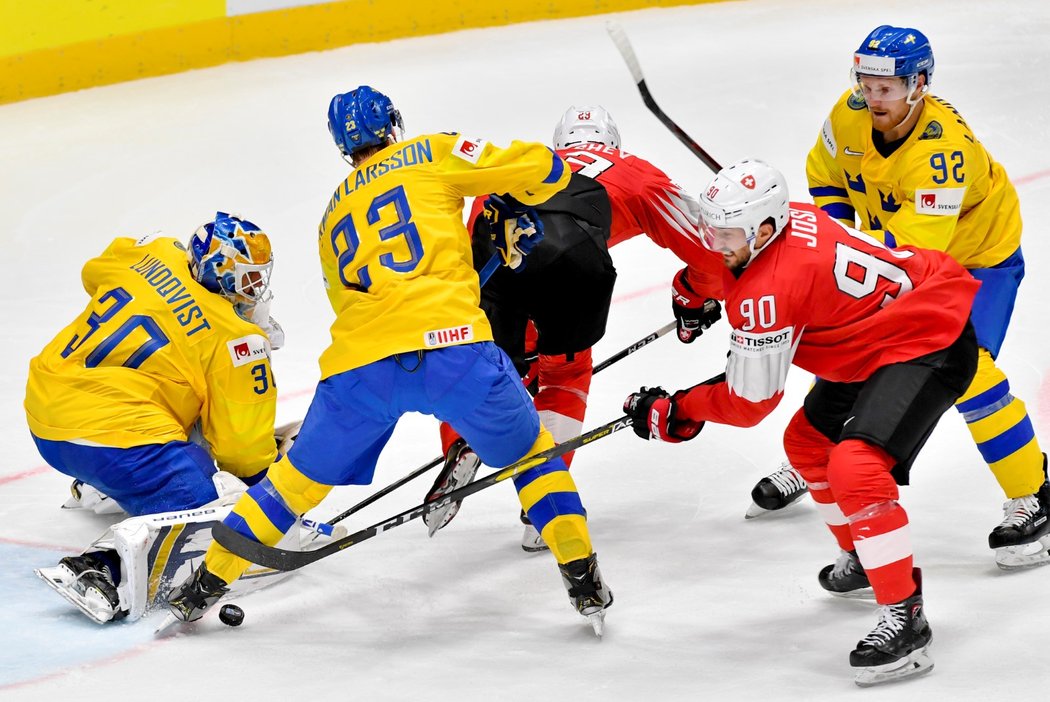 Zleva Henrik Lundqvist, Oliver Ekman-Larsson, Philipp Kurashev, Roman Josi a Gabriel Landeskog v nepřehledné skrumáži před brankou