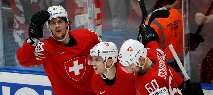 Švýcaři se radují z branky v duelu se Švédskem