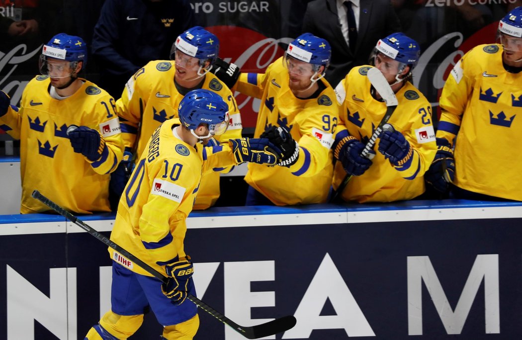 Alexander Wennberg společně se svými spoluhráči na střídačceoslavuje gól do sítě Švýcarska