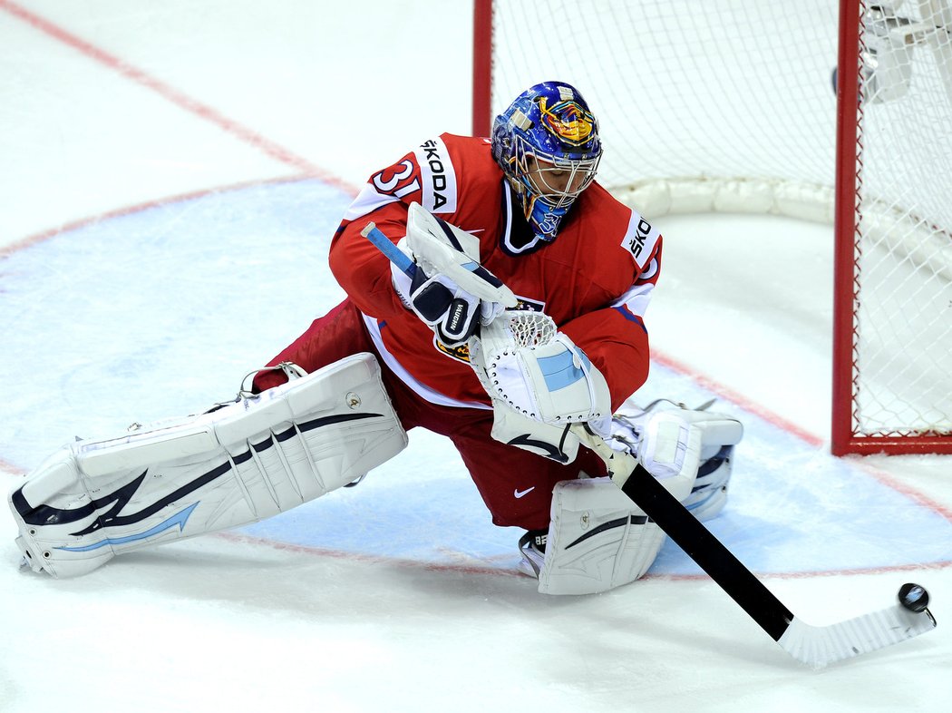 Ondřej Pavelec v zápase proti Lotyšsku