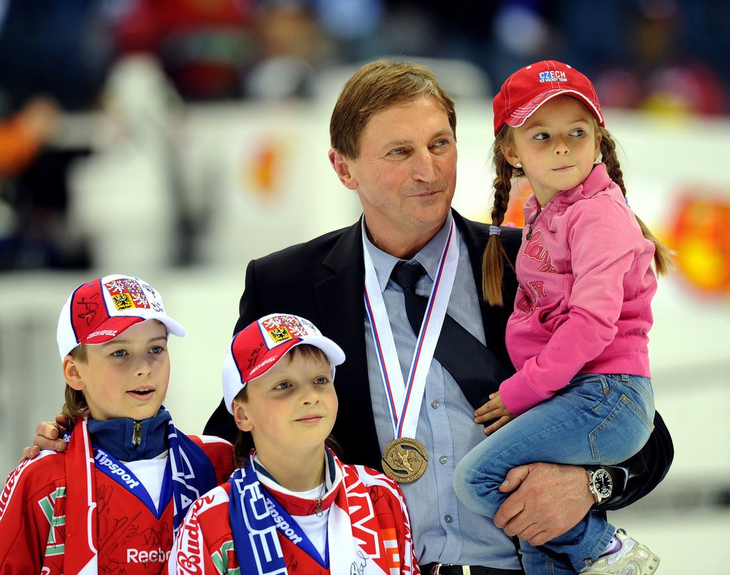 Kouč Alois Hadamczi sdílí radost ze zisku bronzových medailí se svými vnoučaty