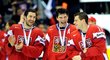 Zleva Petr Čáslava, Jaromír Jágr a Petr Hubáček se radují z bronzových medailí ze světového šampionátu
