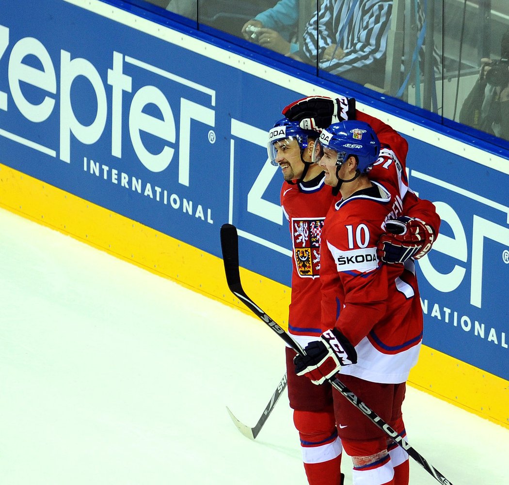 Tomáš Plekanec (vlevo) se raduje s Romanem Červenkou z gólu na 5:3