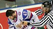 Alexander Radulov drží "za flígr" Jakuba Voráčka