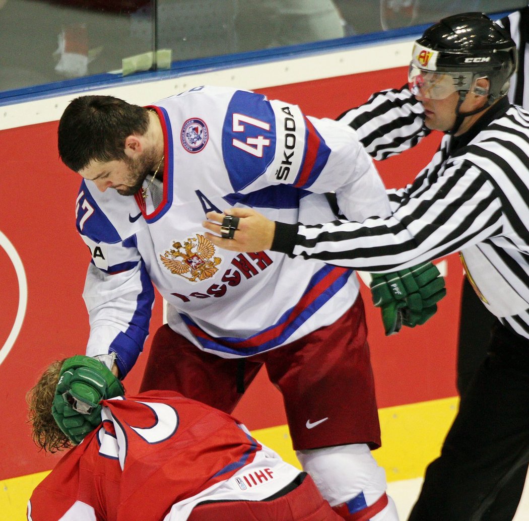 Alexander Radulov drží &#34;za flígr&#34; Jakuba Voráčka