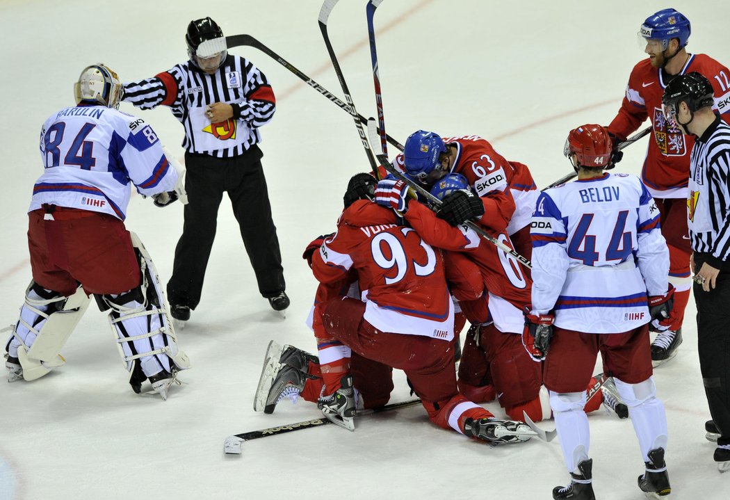 Čeští hráči se radují z první branky utkání, vlevo brankář Konstantin Barulin (RUS), vpravo Nikolai Belov (RUS)