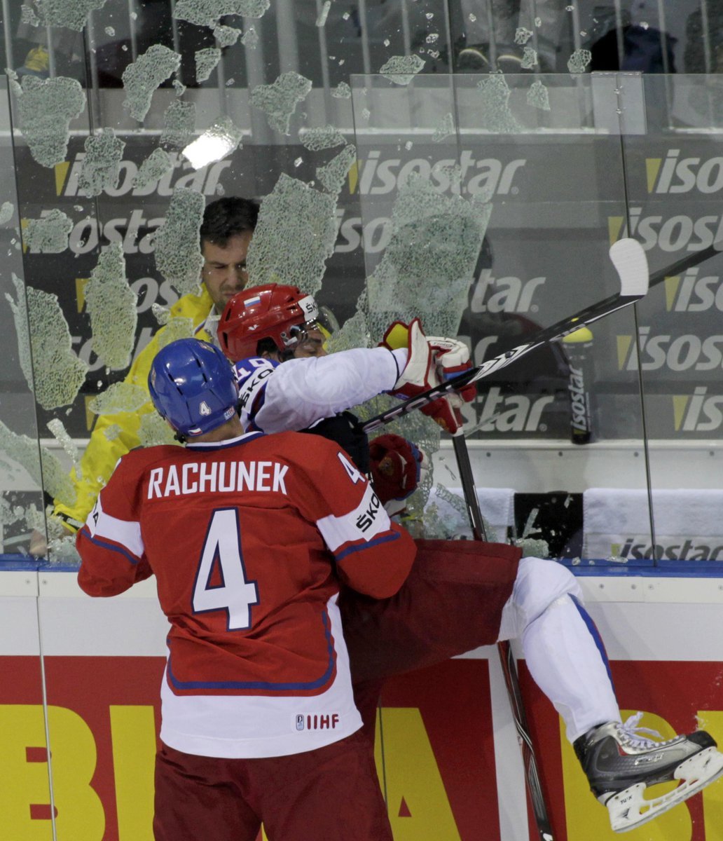 Karel Rachůnek vymlátil plexisklo s Jevgenijem Arťuchinem