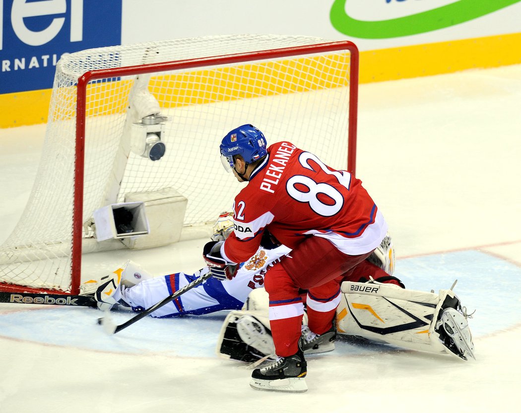 Tomáš Plekanec proměňuje trestné střílení proti ruskému brankáři Konstantinu Barulinovi