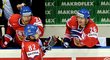 Tomáš Plekanec si přijíždí pro gratulace k české střídačce po proměněném trestném střílení