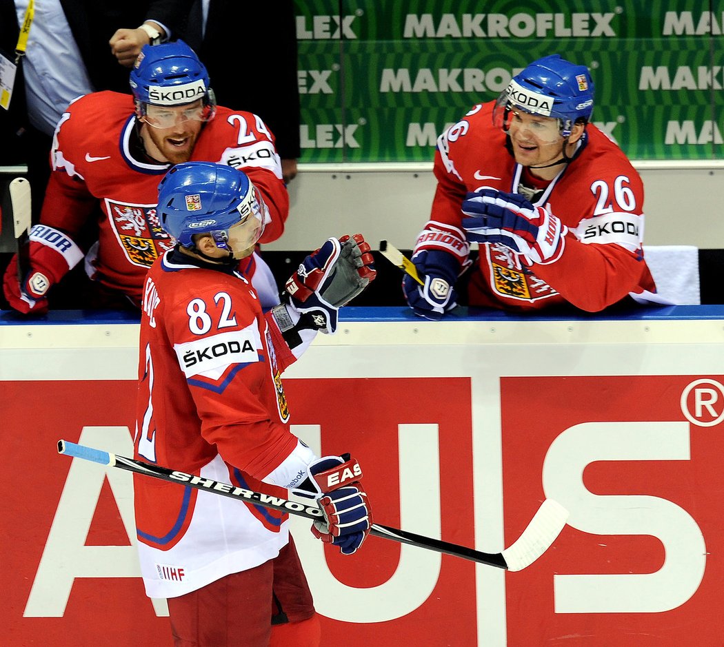 Zápas osmifinálové skupiny Česko-Rusko 3:2:Tomáš Plekanec si přijíždí pro gratulace k české střídačce po proměněném trestném střílení