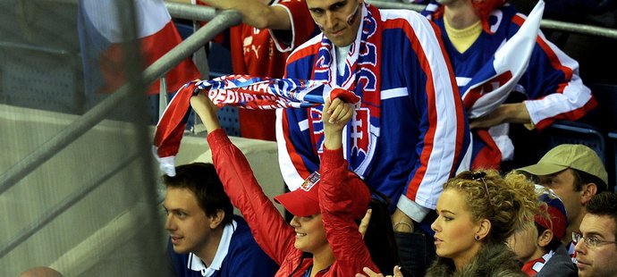 Veronika Machová (vpravo), přítelkyně Romana Červenky v hledišti při zápase se Slováky