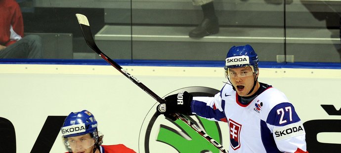 Ladislav Nagy se před Jakubem Voráčkem raduje z vyrovnání na 1:1