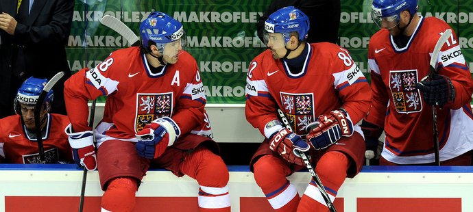 Jaromír Jágr (vlevo) a Tomáš Plekanec na mantinelu během souboje se Slovenskem