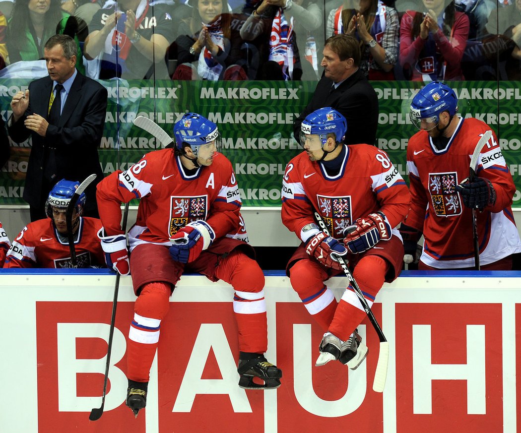 Jaromír Jágr (vlevo) a Tomáš Plekanec na mantinelu během souboje se Slovenskem