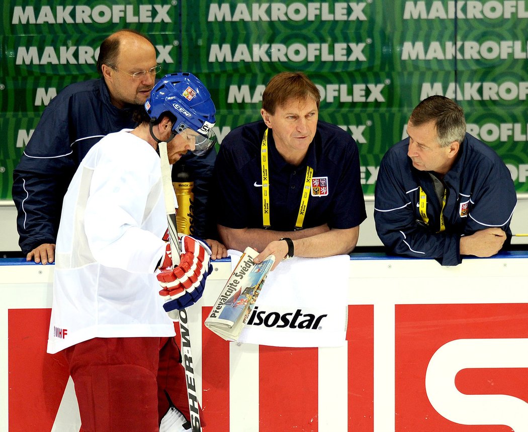 Martin Havlát při dopoledním tréninku před semifinále se Švédskem, vlevo doktor Holibka, uprostřed kouč Alois Hadamczik s dnešním vydání deníku Sport a vpravo lékař Zdeněk Ziegelbauer