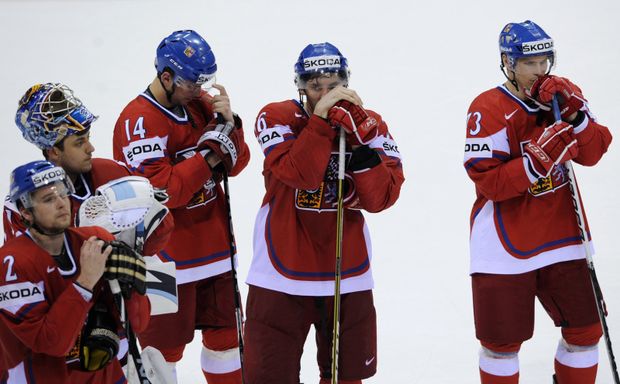 Zklamaní čeští hokejisté po semifinálové porážce se Švédy: zleva Zbyněk Michálek, Ondřej Pavelec, Petr Vampole, Petr Čáslava a Petr Průcha Zklamaní čeští hokejisté po semifinálové porážce se Švédy: zleva Zbyněk Michálek, Ondřej Pavelec, Petr Vampole, Petr Čáslava a Petr Průcha