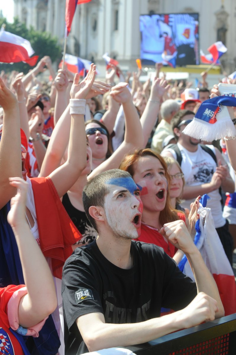 Čeští fanoušci fandili při čtvrtfinále Česko - USA na Staroměstském náměstí