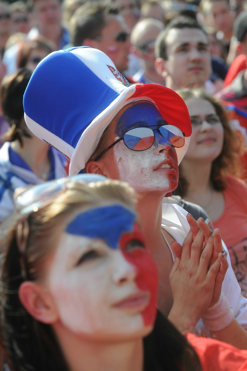 Čeští fanoušci sledují čtvrtfinále MS mezi Českem a Spojenými státy na velkoplošných obrazovkách na Staroměstském náměstí