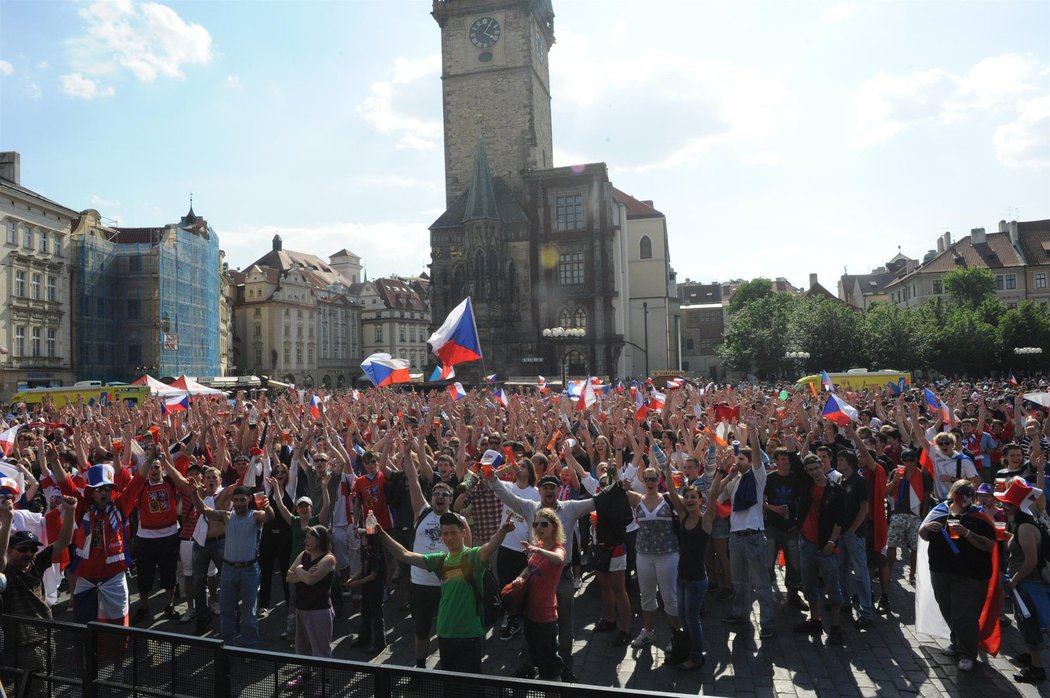 Staroměstské náměstí zaplnili na čtvrtfinále čeští fanoušci