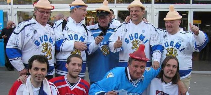 Skupinové foto s fanoušky Finska, které Jiřímu Sobotkovi vyhrálo v soutěži iSportu pětistovku