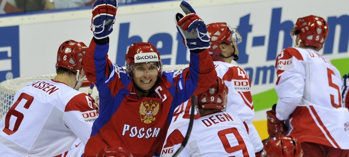 Alexej Morozov se raduje z gólu Sergeje Zinovjeva (vpravo dole) proti Dánsku