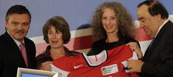Dcery legendárního českého brankáře Bohumila Modrého Alena (vlevo) a Blanka převzaly z rukou prezidenta federace Reného Fasela (vlevo) plaketu za jejich otce, který byl in memoriam uveden do Síně slávy Mezinárodní federace ledního hokeje (IIHF)