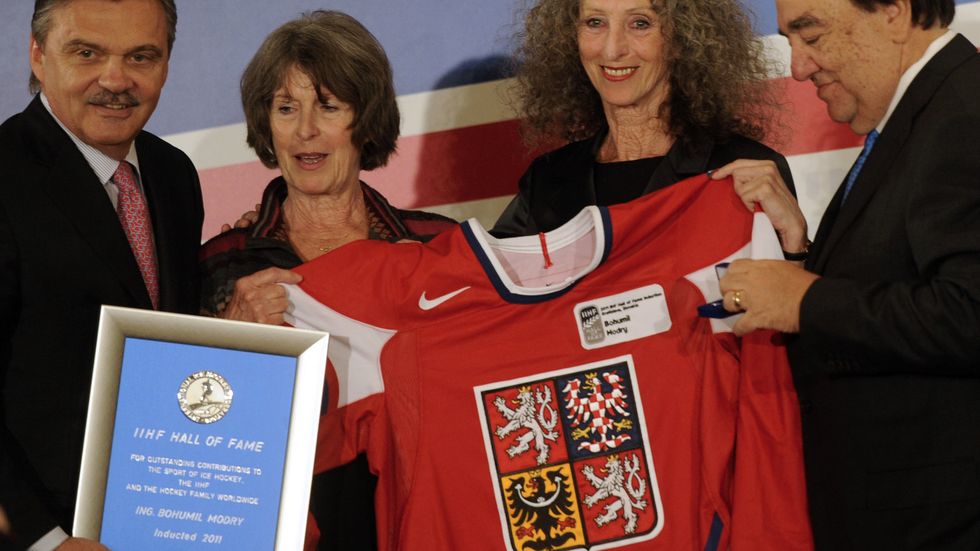 Dcery legendárního českého brankáře Bohumila Modrého Alena (vlevo) a Blanka převzaly z rukou prezidenta federace Reného Fasela (vlevo) plaketu za jejich otce, který byl in memoriam uveden do Síně slávy Mezinárodní federace ledního hokeje (IIHF)