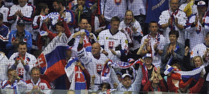 Slovenští hokejisté se radují z gólu Ladislava Nagyho, který snížil na 1:4