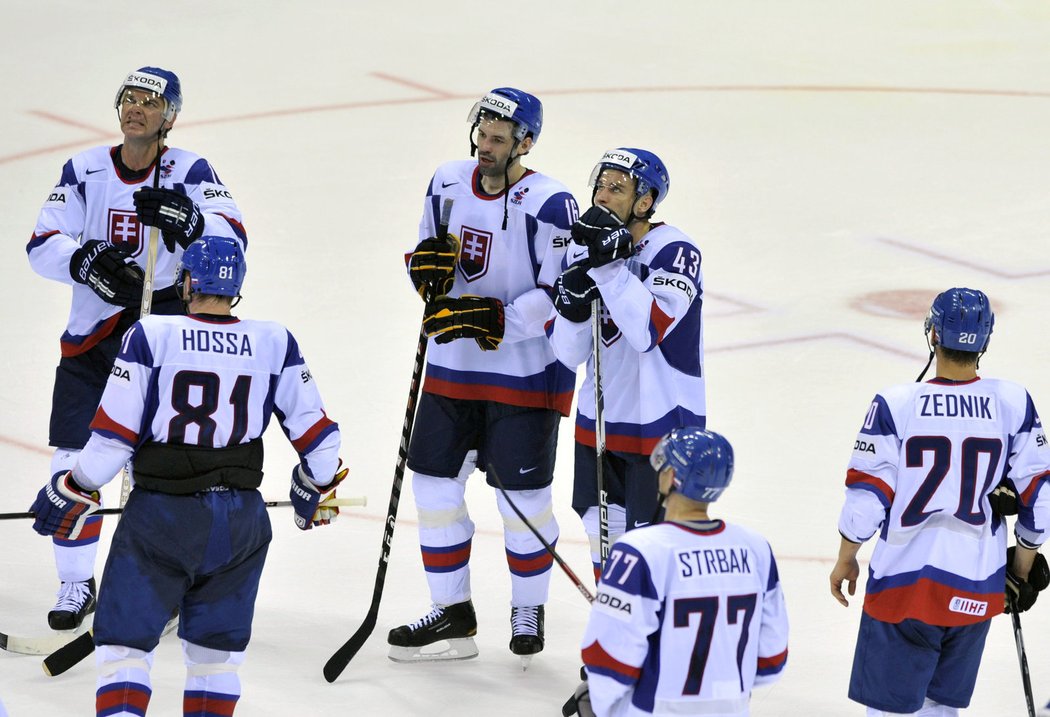 Zklamaní slovenští hokejisté po prohře s Německem: (zleva) Jozef Stümpel, Marián Hossa, Ivan Majeský, Tomáš Surový, Martin Štrbák a Richard Zedník