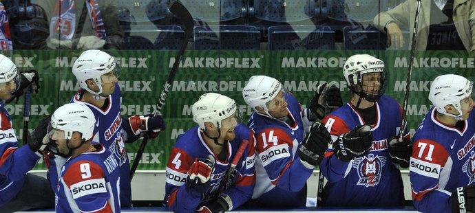 Slovinští hokejisté se radují z gólu Tomáše Razingara (vlevo vpředu) proti Lotyšsku
