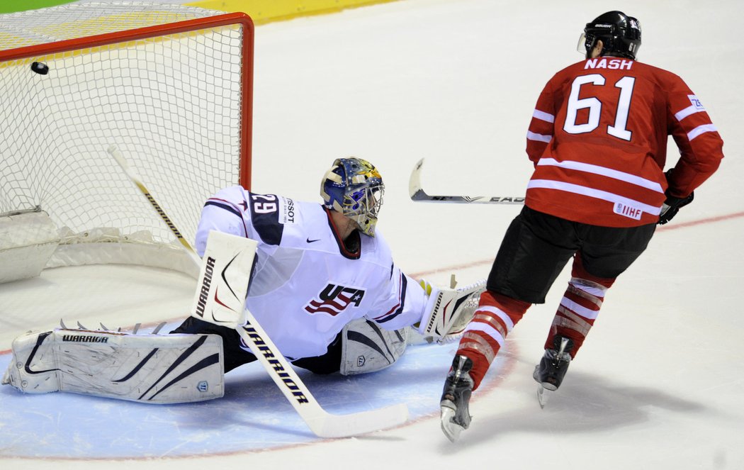 Rick Nash (CAN) střílí rozhodující gól v penaltovém rozstřelu. Vlevo brankář Ty Conklin (USA).