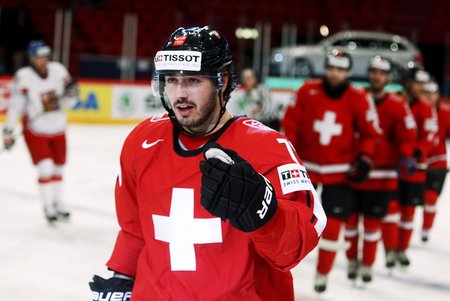 Švýcar Denis Hollenstein slaví úvodní gól ve čtvrtfinále mistrovství světa proti Česku