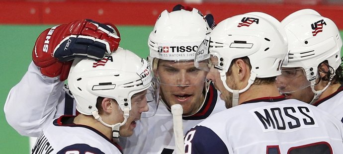 Američtí hokejisté se radují z gólu v zápase proti Francii